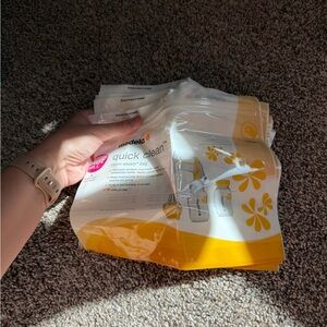 Medela Quick Clean Micro-Steam Bags — White and Yellow Design